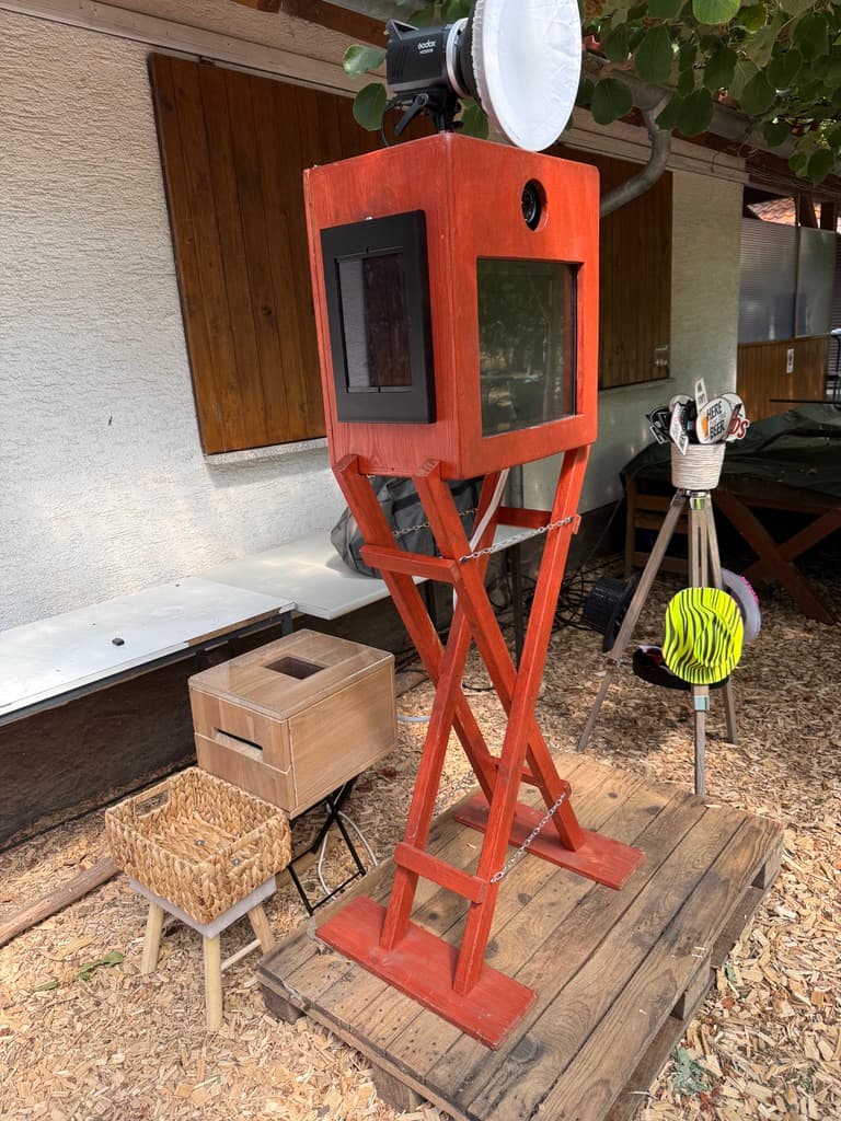 Fotobox Pro mit professioneller Kamera und Studioblitz bei einem echten Event – Ansicht 3